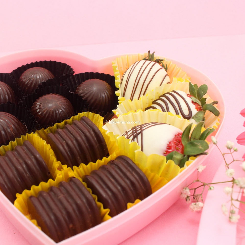 Chocolate Assortment & Strawberry Gift